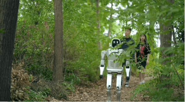 刚刚，一位机器人戴着毕业帽走出清华