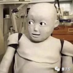 刚刚，一位机器人戴着毕业帽走出清华