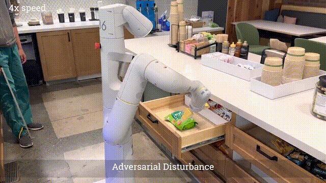 刚刚，一位机器人戴着毕业帽走出清华