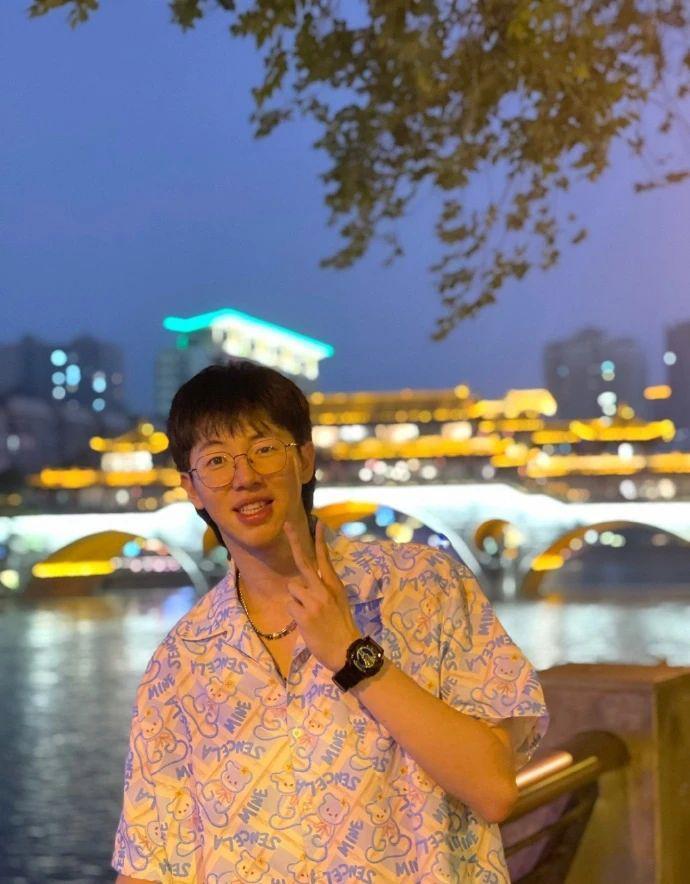 任嘉伦成毅公司官宣8位男新人，一个比一个普，精修都救不了