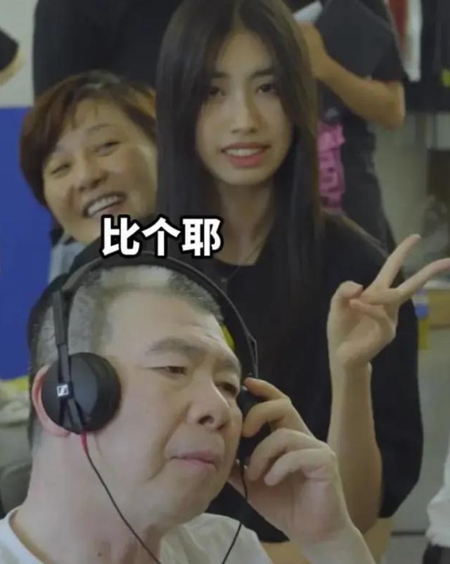 徐帆带养女徐朵探班冯小刚 全素颜出镜穿着简单接地气