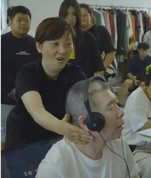 徐帆带养女徐朵探班冯小刚 全素颜出镜穿着简单接地气