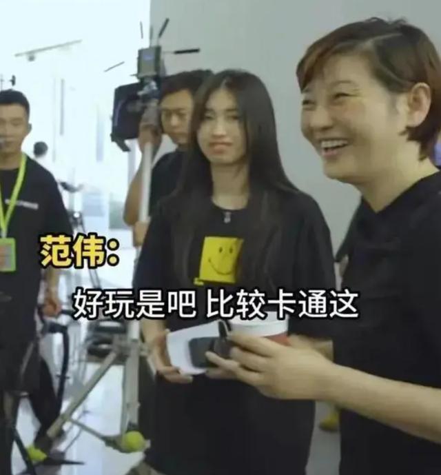 徐帆带养女徐朵探班冯小刚 全素颜出镜穿着简单接地气