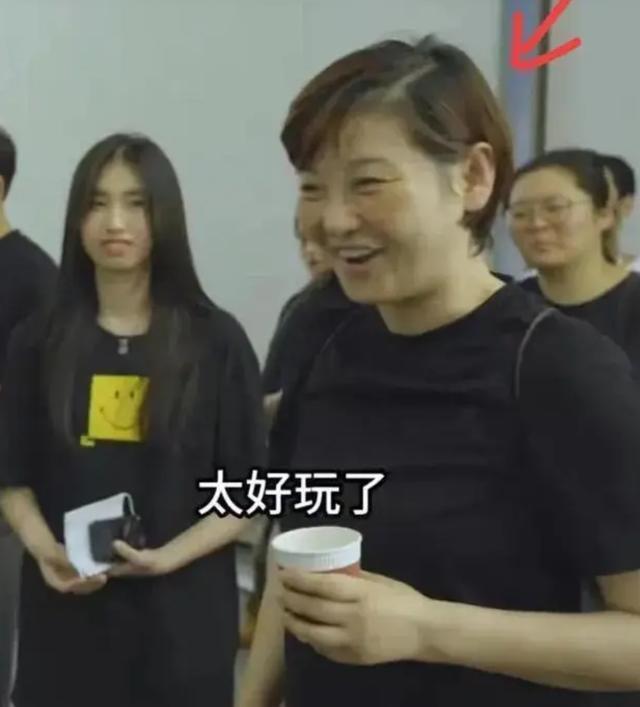 徐帆带养女徐朵探班冯小刚 全素颜出镜穿着简单接地气