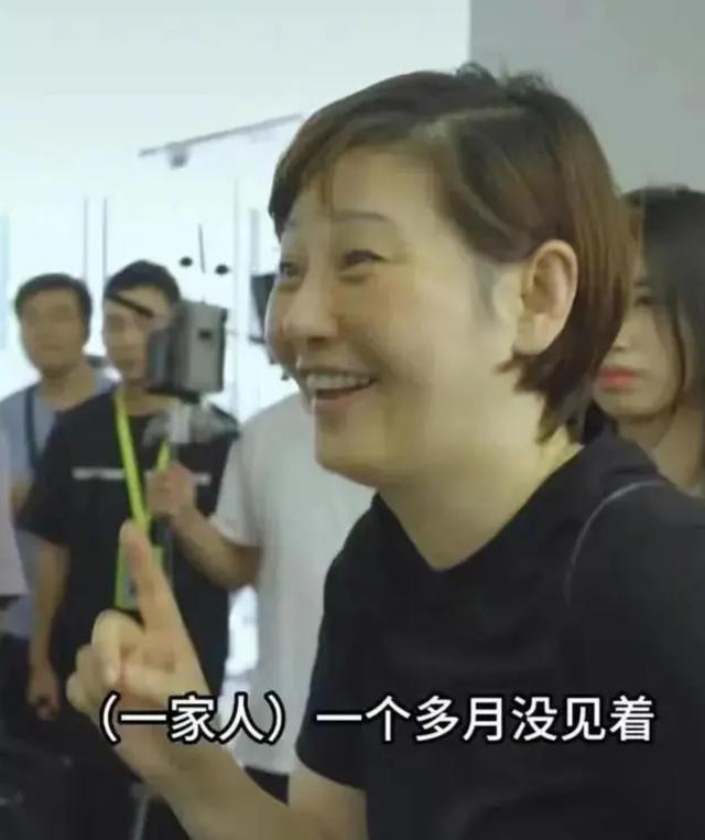 徐帆带养女徐朵探班冯小刚 全素颜出镜穿着简单接地气