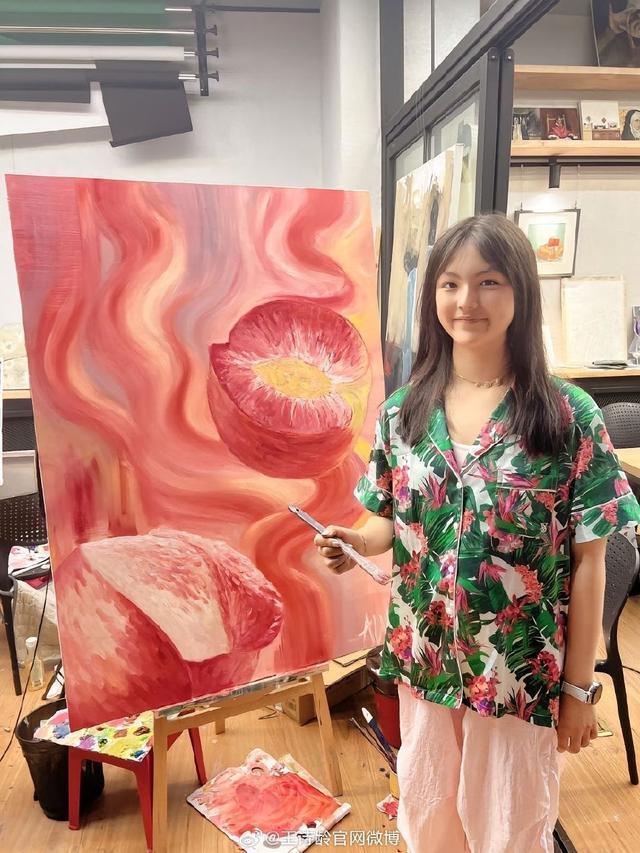 13岁王诗龄暑期作画 穿花睡衣微笑合影