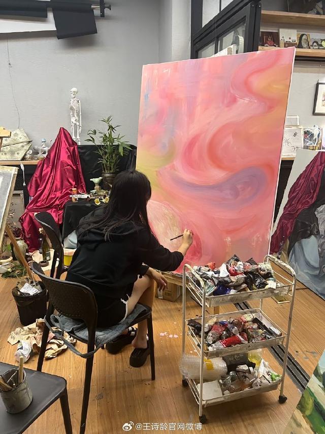 13岁王诗龄暑期作画 穿花睡衣微笑合影