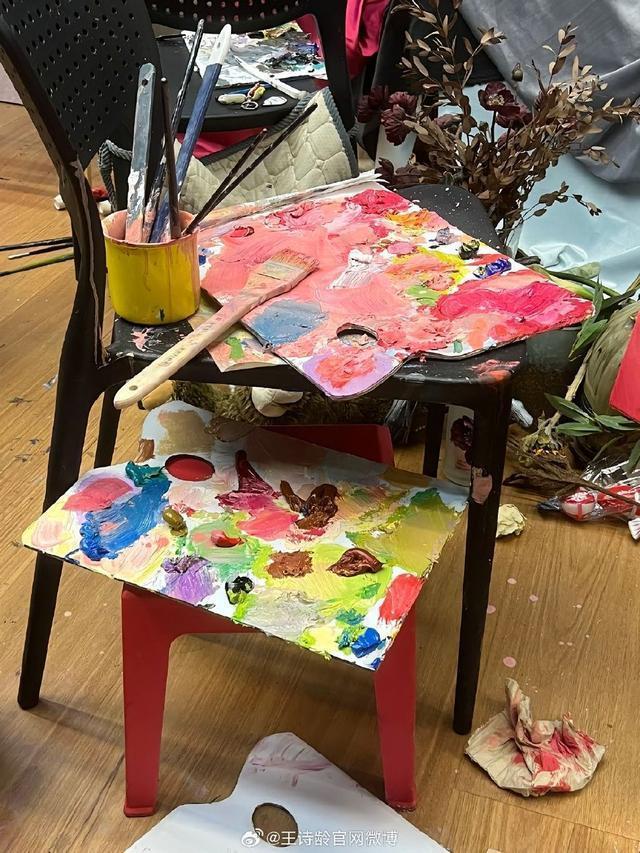 13岁王诗龄暑期作画 穿花睡衣微笑合影