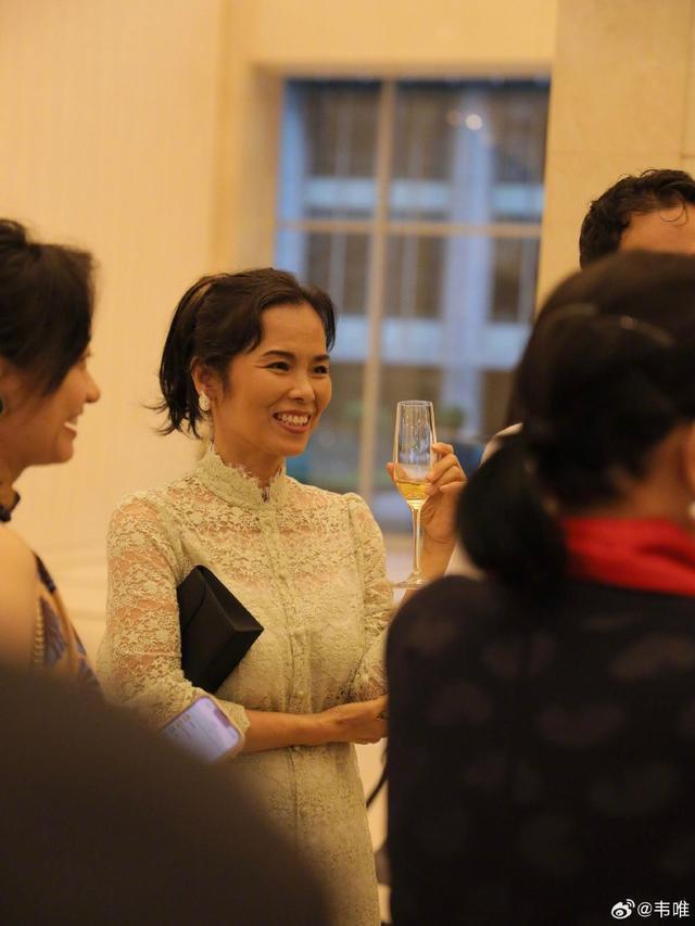 韦唯带三个儿子参加音乐会 与张兰紧握手笑容十分灿烂