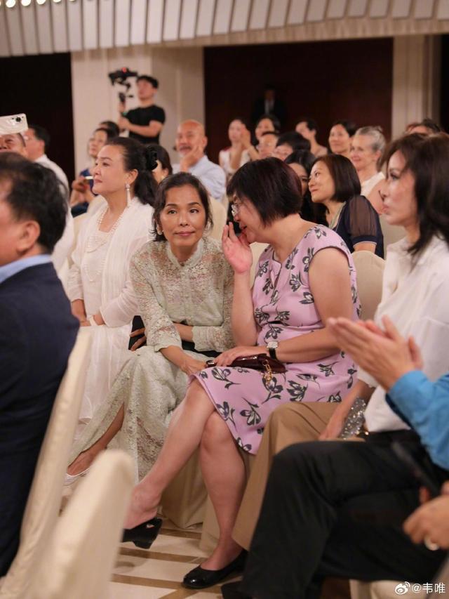 韦唯带三个儿子参加音乐会 与张兰紧握手笑容十分灿烂