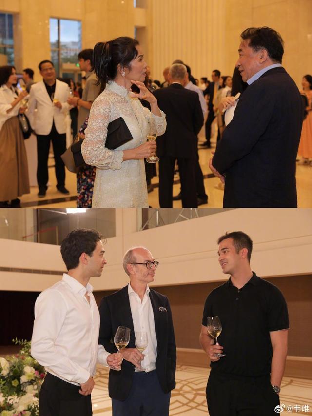 韦唯带三个儿子参加音乐会 与张兰紧握手笑容十分灿烂