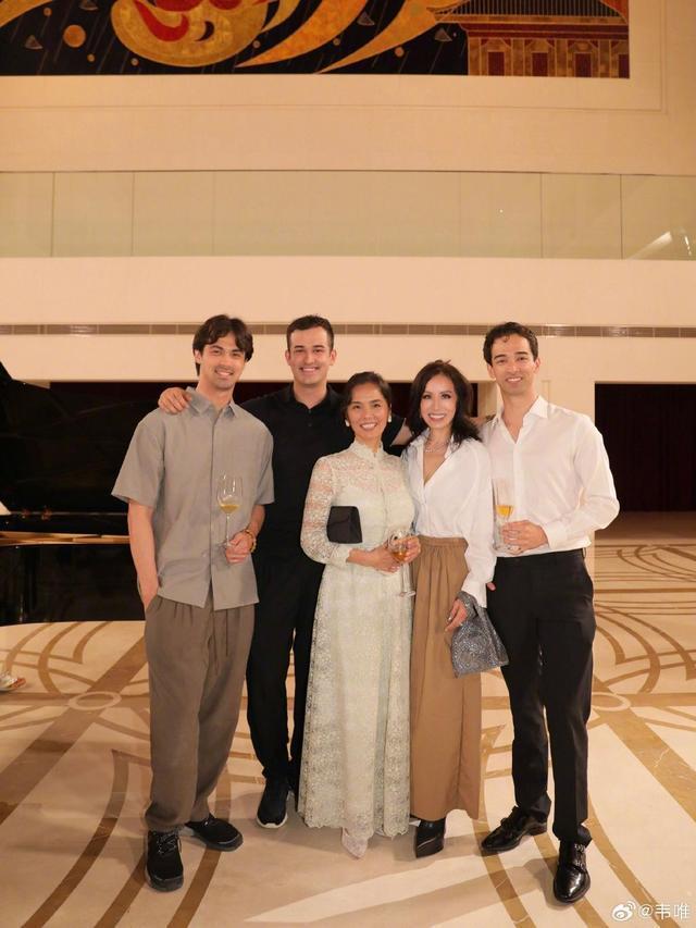 韦唯带三个儿子参加音乐会 与张兰紧握手笑容十分灿烂
