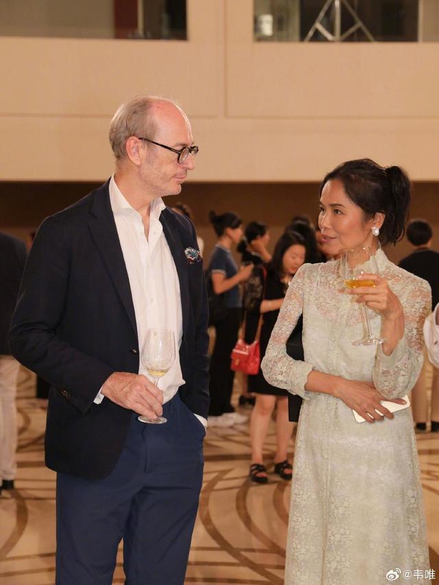 韦唯带三个儿子参加音乐会 与张兰紧握手笑容十分灿烂