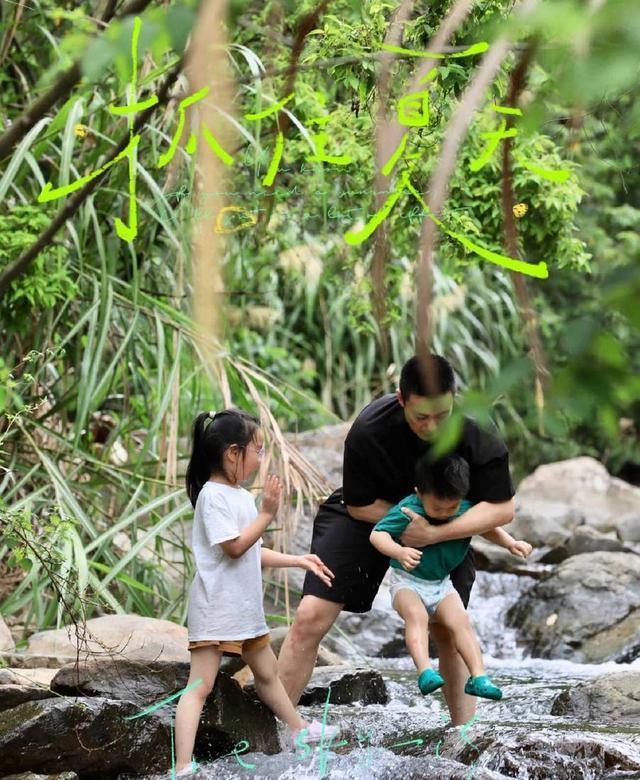 朱丹周一围带两娃福州出游 一家四口温馨幸福