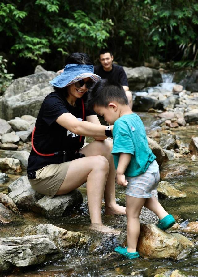 朱丹周一围带两娃福州出游 一家四口温馨幸福