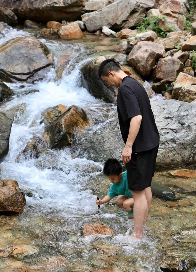 朱丹周一围带两娃福州出游 一家四口温馨幸福