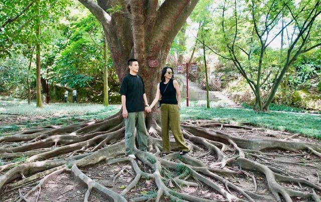 朱丹周一围带两娃福州出游 一家四口温馨幸福