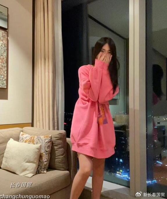 冯小刚徐帆17岁养女近照曝光 身材纤细皮肤白皙