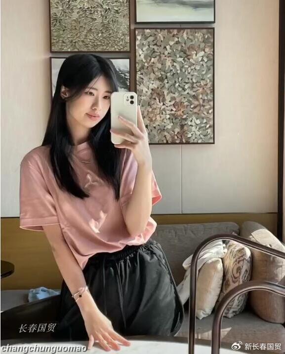 冯小刚徐帆17岁养女近照曝光 身材纤细皮肤白皙
