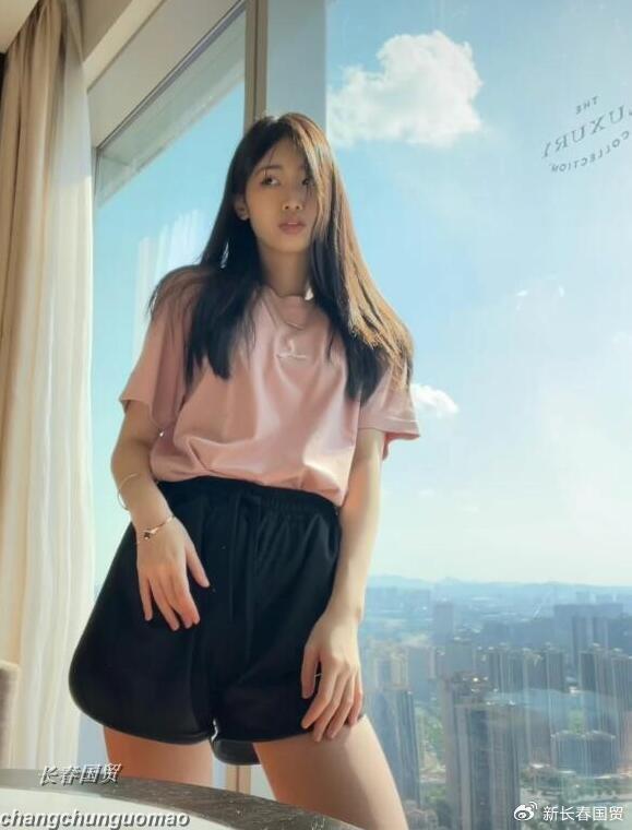 冯小刚徐帆17岁养女近照曝光 身材纤细皮肤白皙