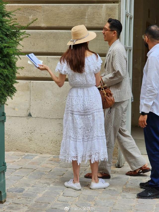 林志玲Akira现身巴黎街头 两人度假装扮登对养眼