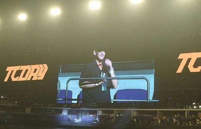 黄子韬现身鹿晗演唱会 两人现场挥手互动