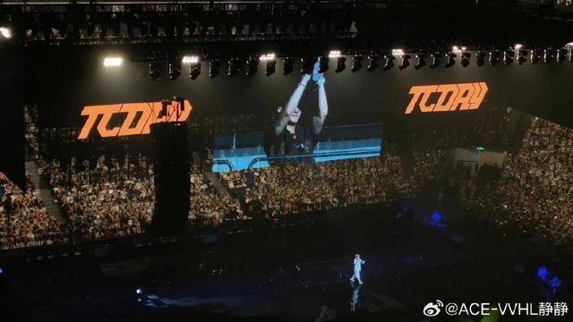 黄子韬现身鹿晗演唱会 两人现场挥手互动