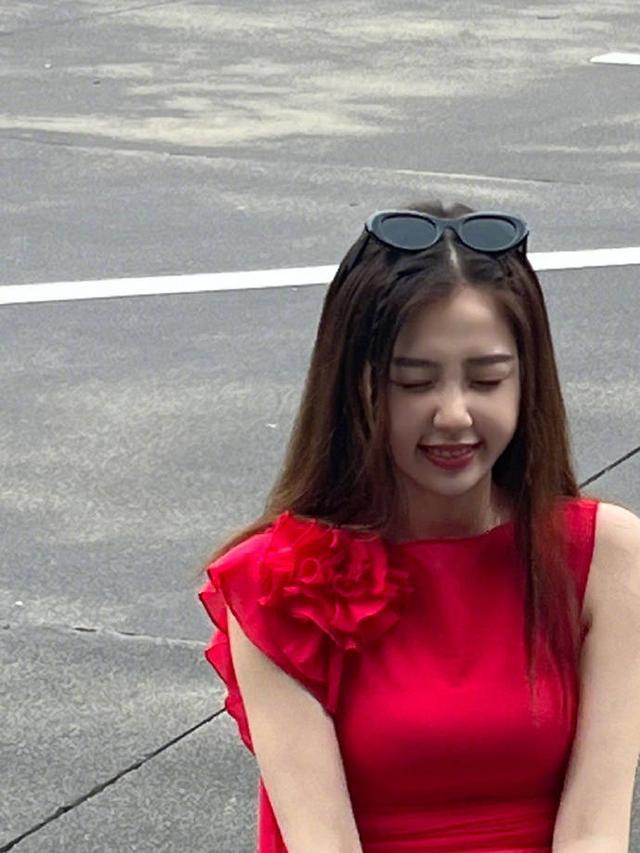 虞书欣穿红色露腰紧身上衣 戴墨镜出街又辣又甜