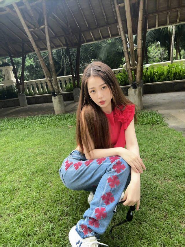 虞书欣穿红色露腰紧身上衣 戴墨镜出街又辣又甜