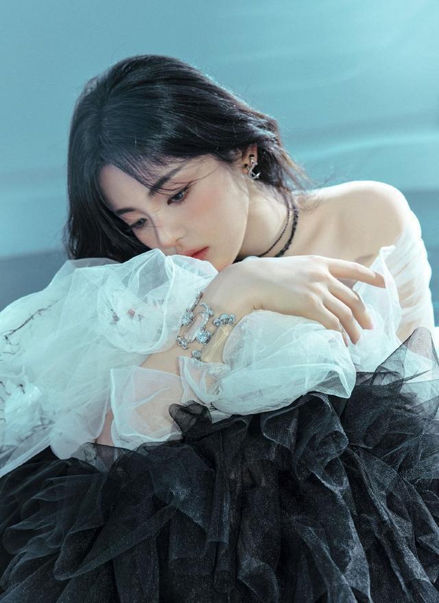 杨超越25岁生日写真释出 曼舞轻纱明眸似水动人心魄