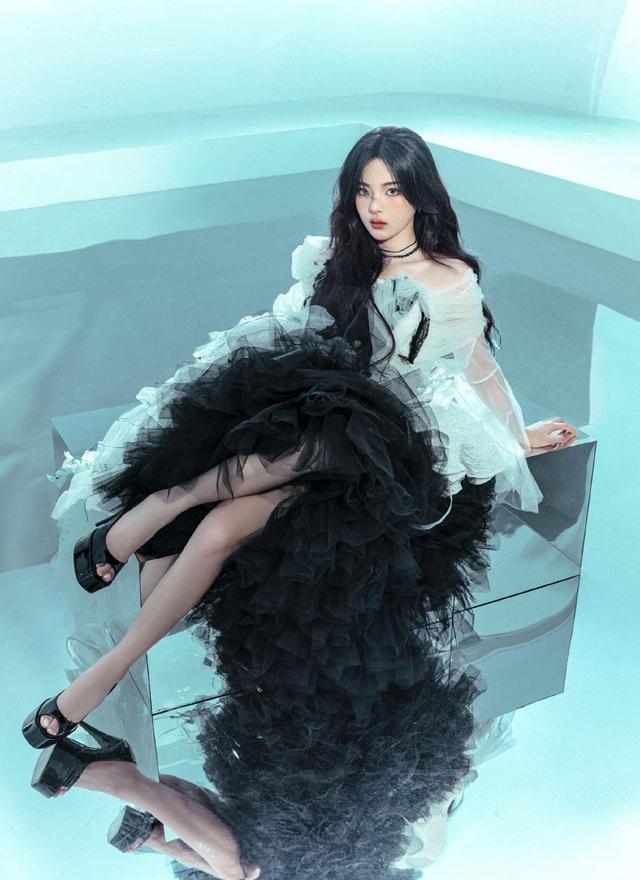 杨超越25岁生日写真释出 曼舞轻纱明眸似水动人心魄