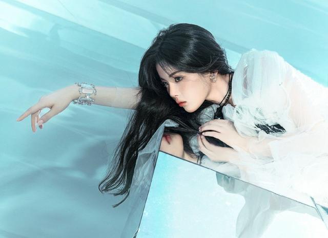 杨超越25岁生日写真释出 曼舞轻纱明眸似水动人心魄