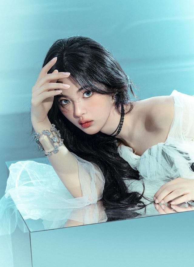 杨超越25岁生日写真释出 曼舞轻纱明眸似水动人心魄