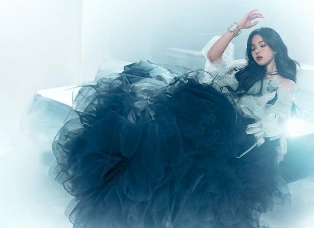 杨超越25岁生日写真释出 曼舞轻纱明眸似水动人心魄