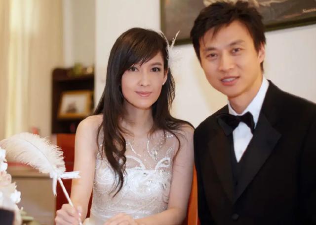 周慧敏回应与倪震离婚传闻 称“看起来就是很假的”