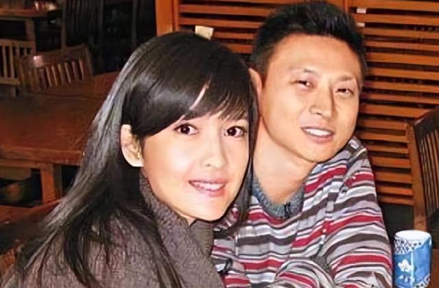 周慧敏回应与倪震离婚传闻 称“看起来就是很假的”