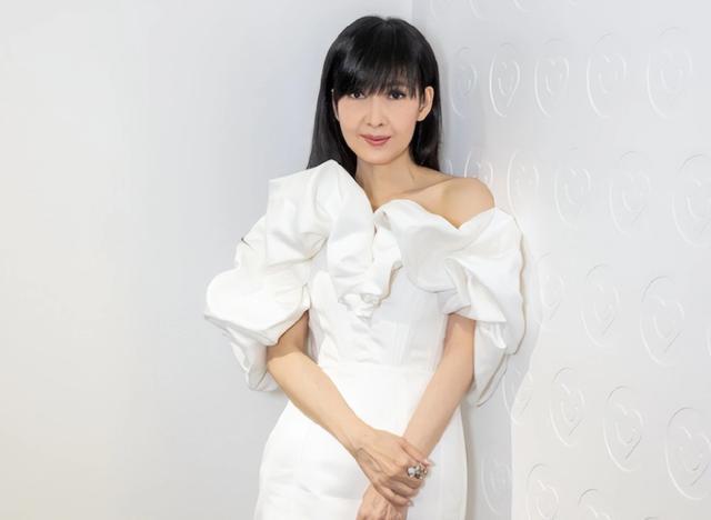 周慧敏回应与倪震离婚传闻 称“看起来就是很假的”