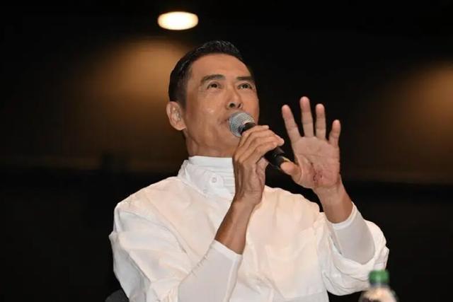 周润发现身宣传新片 自曝跑步发生意外手掌流血肋骨断裂