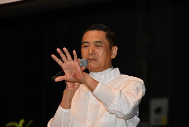 周润发现身宣传新片 自曝跑步发生意外手掌流血肋骨断裂