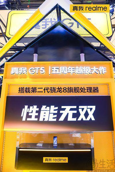 真我GT5真机实拍现身，或将取消屏幕塑料支架