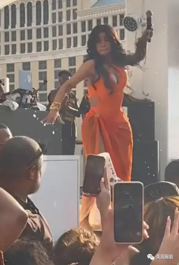 卡迪碧演出被观众泼饮料！她怒扔话筒反击，冲突画面火遍全网