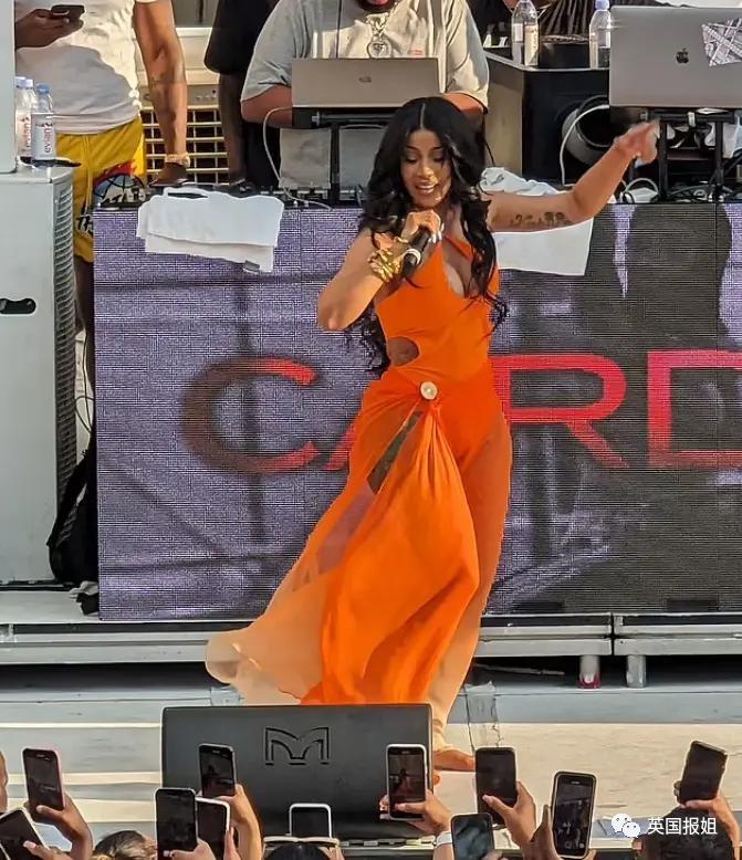 卡迪碧演出被观众泼饮料！她怒扔话筒反击，冲突画面火遍全网