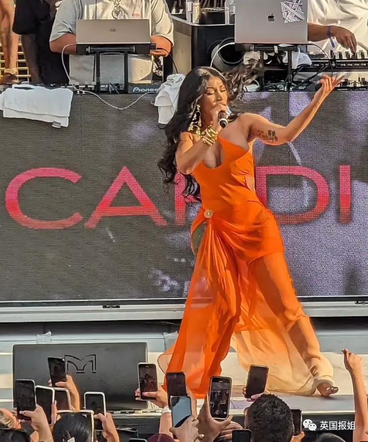 卡迪碧演出被观众泼饮料！她怒扔话筒反击，冲突画面火遍全网