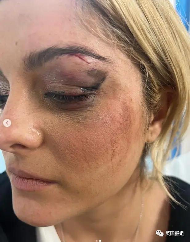 卡迪碧演出被观众泼饮料！她怒扔话筒反击，冲突画面火遍全网