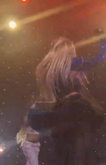 卡迪碧演出被观众泼饮料！她怒扔话筒反击，冲突画面火遍全网