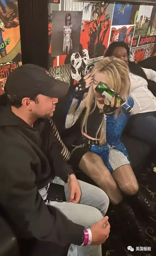 卡迪碧演出被观众泼饮料！她怒扔话筒反击，冲突画面火遍全网