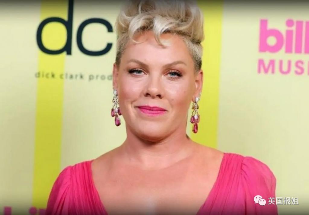 卡迪碧演出被观众泼饮料！她怒扔话筒反击，冲突画面火遍全网