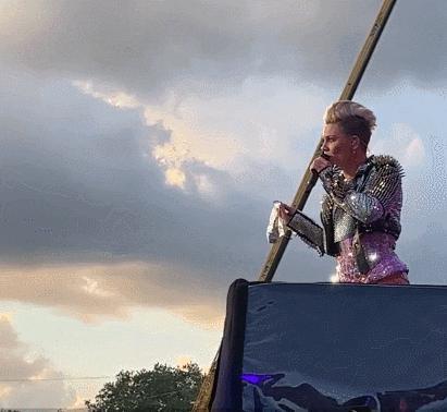 卡迪碧演出被观众泼饮料！她怒扔话筒反击，冲突画面火遍全网