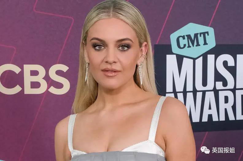 卡迪碧演出被观众泼饮料！她怒扔话筒反击，冲突画面火遍全网