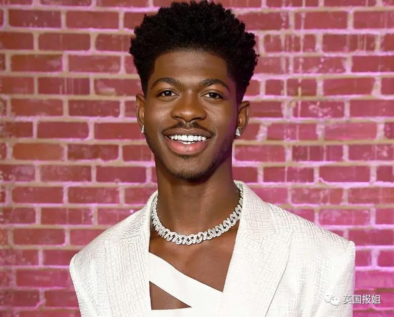 卡迪碧演出被观众泼饮料！她怒扔话筒反击，冲突画面火遍全网